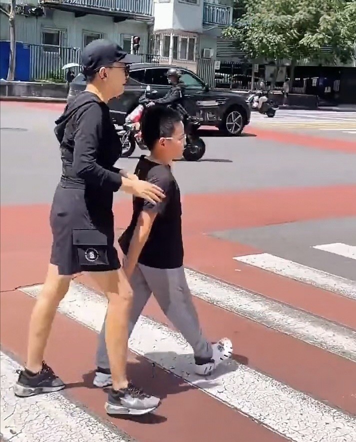 65岁宋丹丹在北京逛街被偶遇!穿着背心和小短裤状态好 - 4