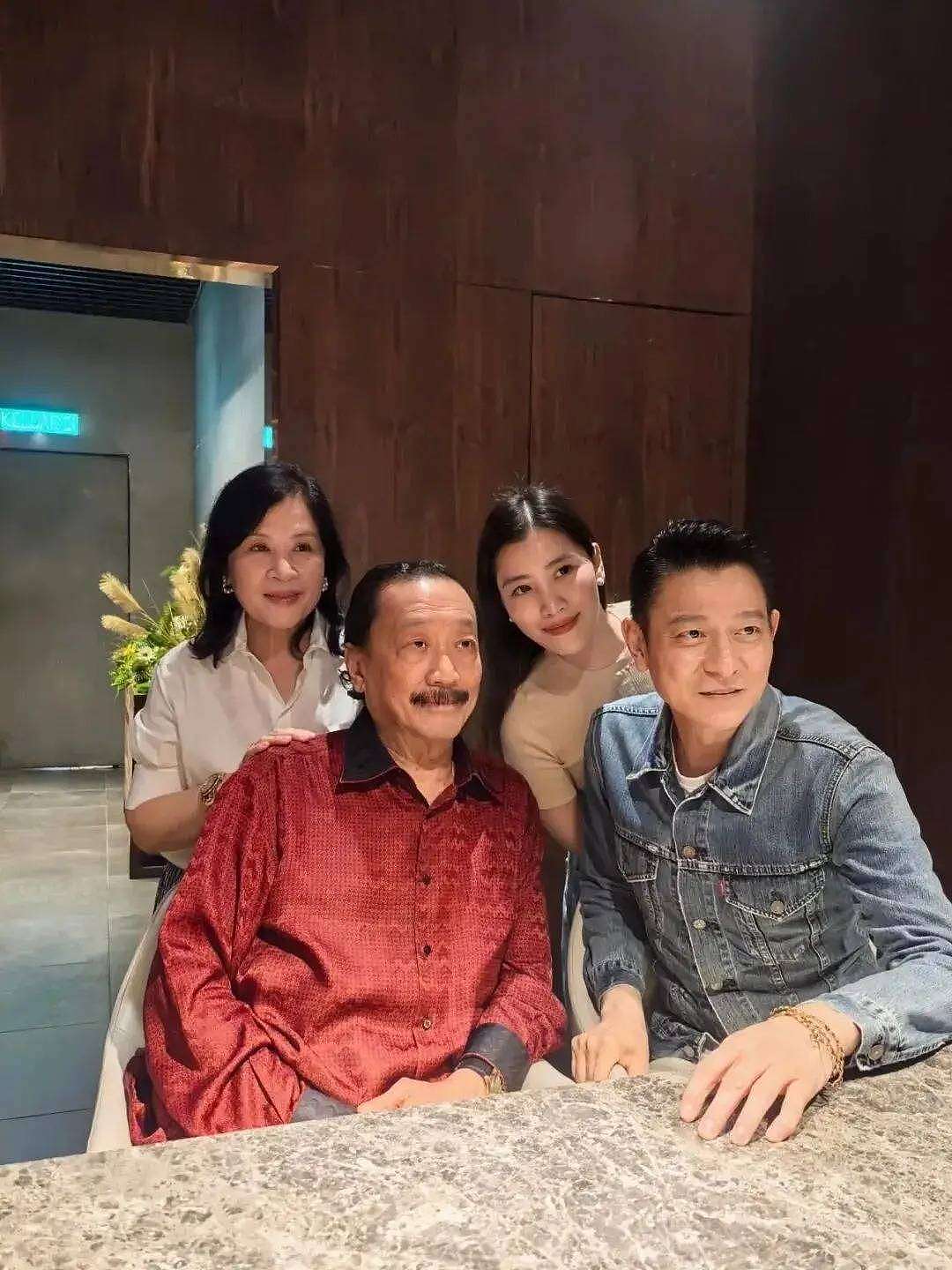 刘德华陪妻子回家 与娘家人聚餐照曝光! - 1