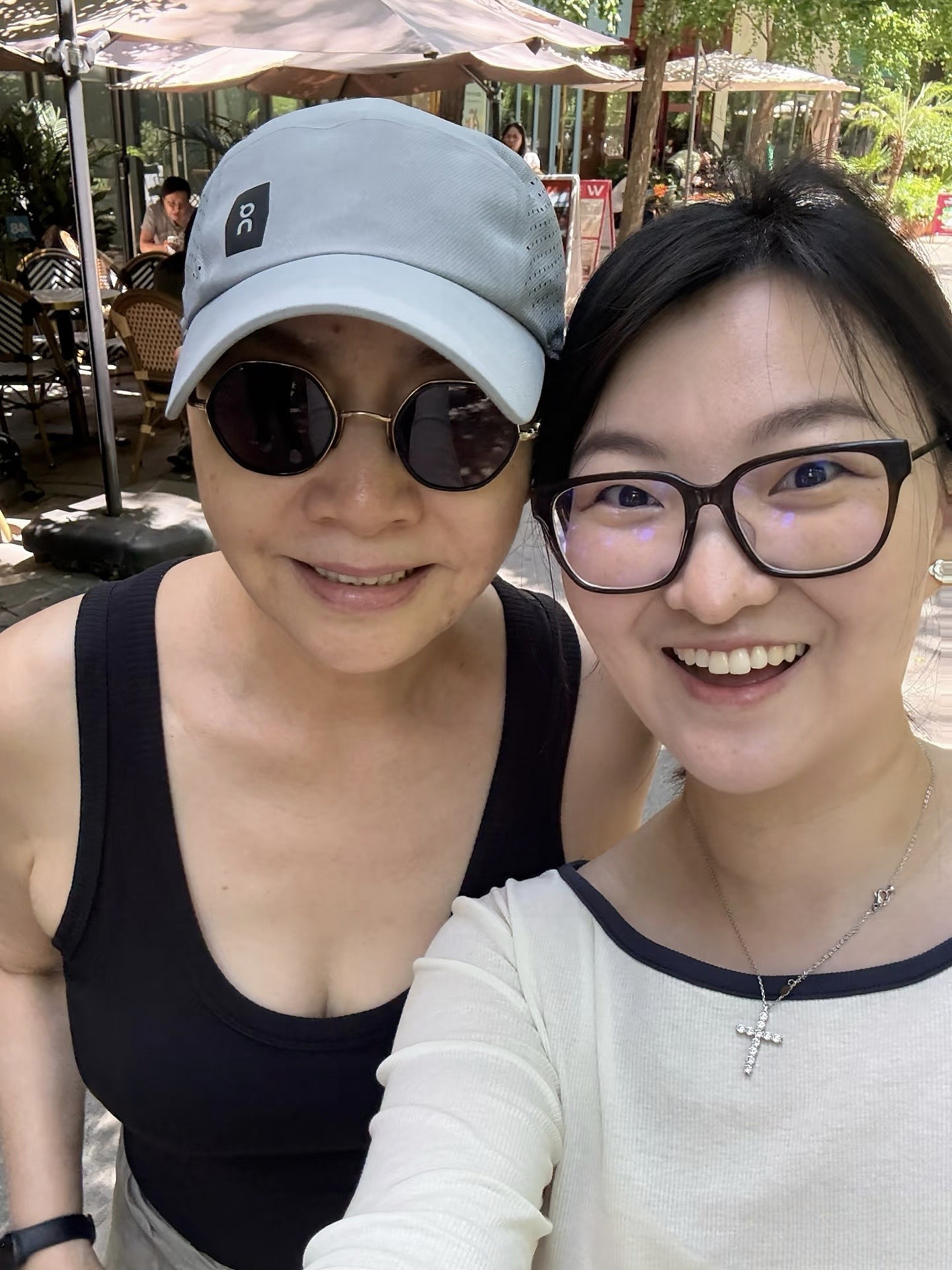 65岁宋丹丹在北京逛街被偶遇!穿着背心和小短裤状态好 - 2