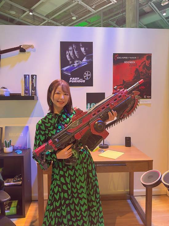 美女主持体验XBOX发布会:现场返图超美 绿色穿搭绝配 - 8