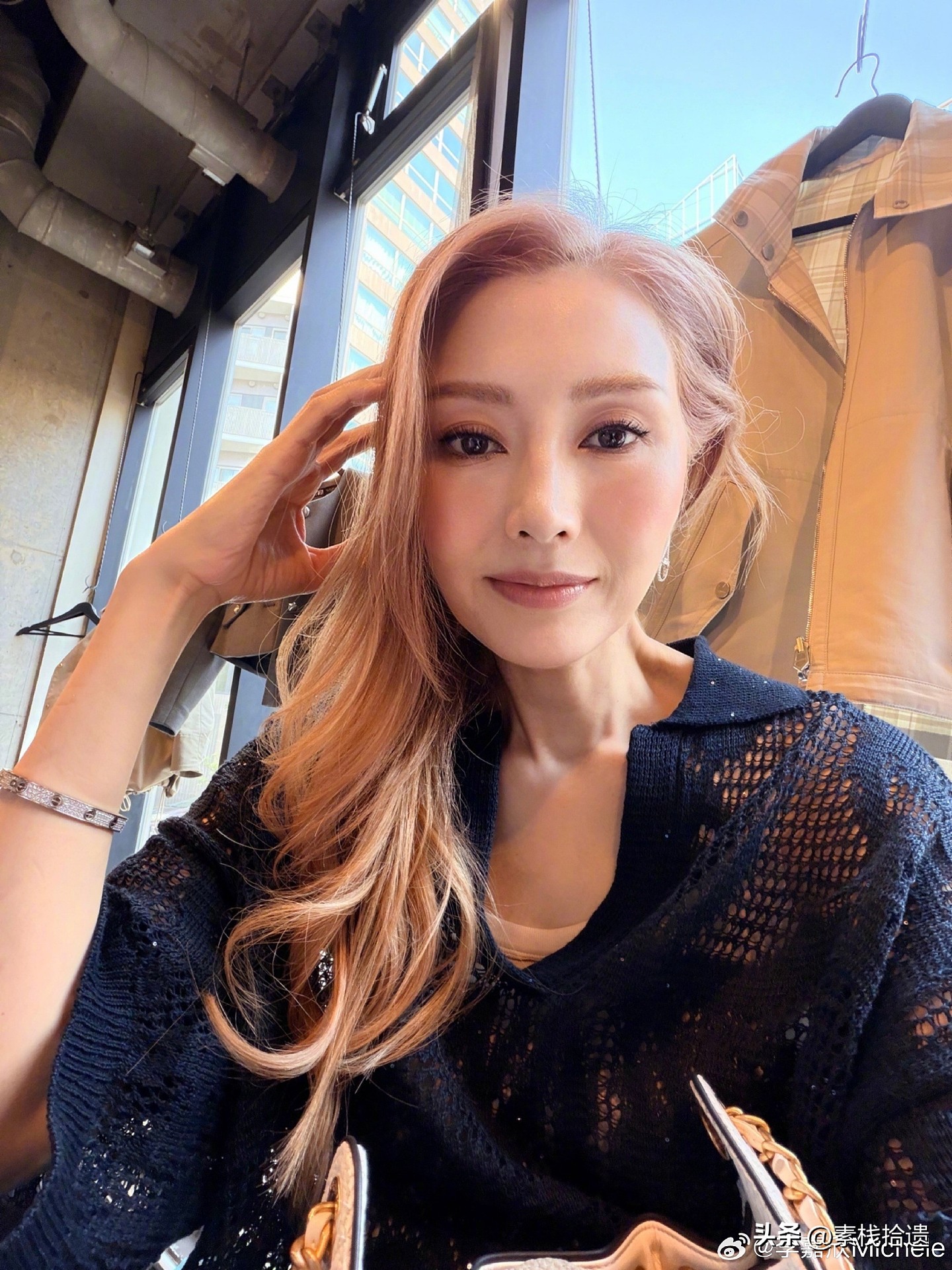 55岁李嘉欣美背杀疯了！蓝裙大秀蝴蝶骨，15岁儿子伦敦同框似姐弟 - 3