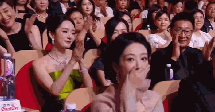 杨紫摘“白玉兰视后”的瞬间！杨幂笑出了女演员间的另一种美好 - 7