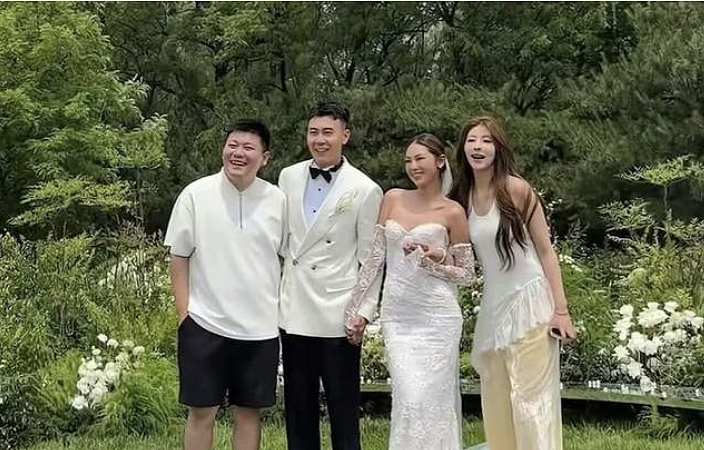 李晨同父异母妹妹大婚，大黑牛亲自到场祝福，合影曝光兄妹情深 - 1