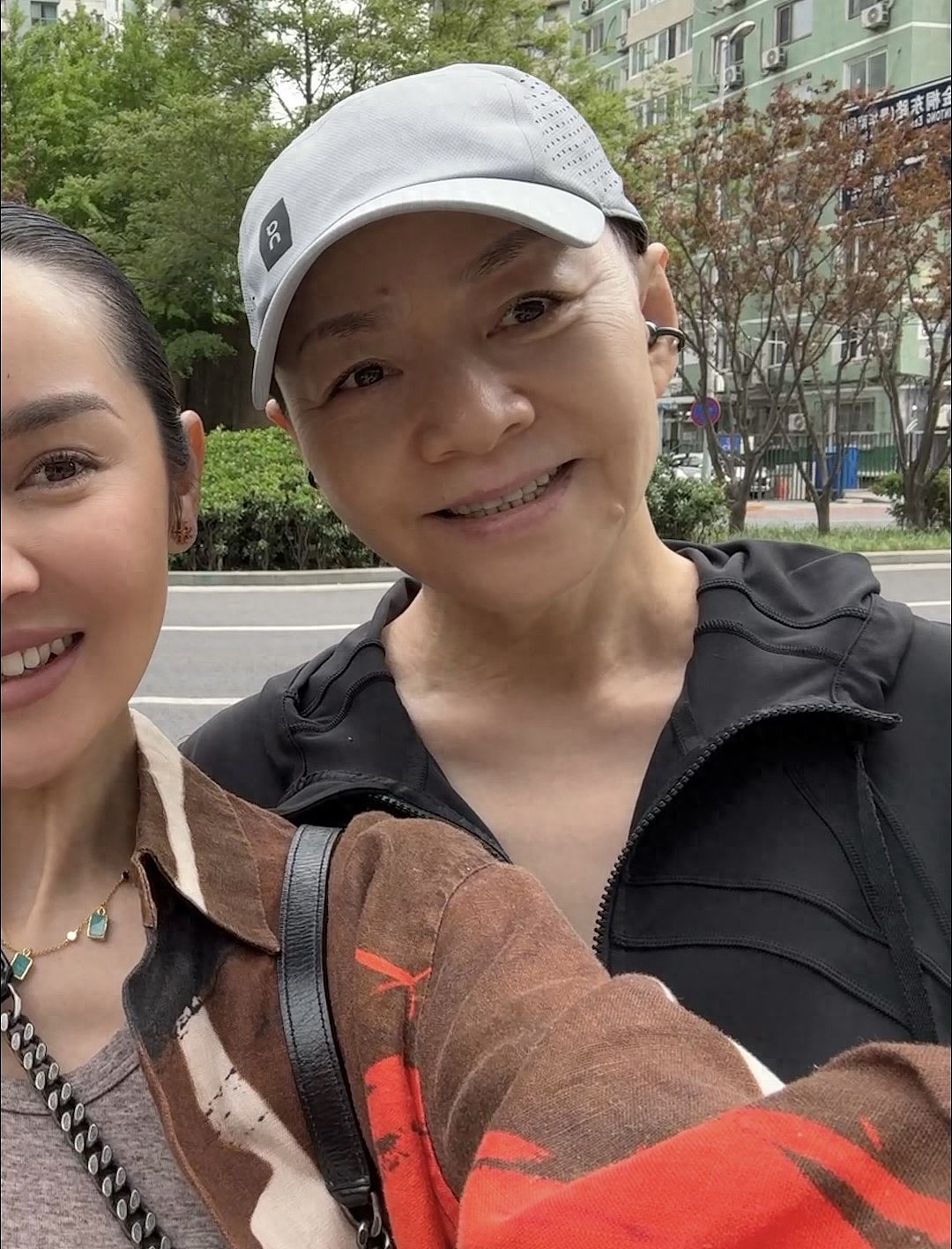 65岁宋丹丹在北京逛街被偶遇!穿着背心和小短裤状态好 - 1