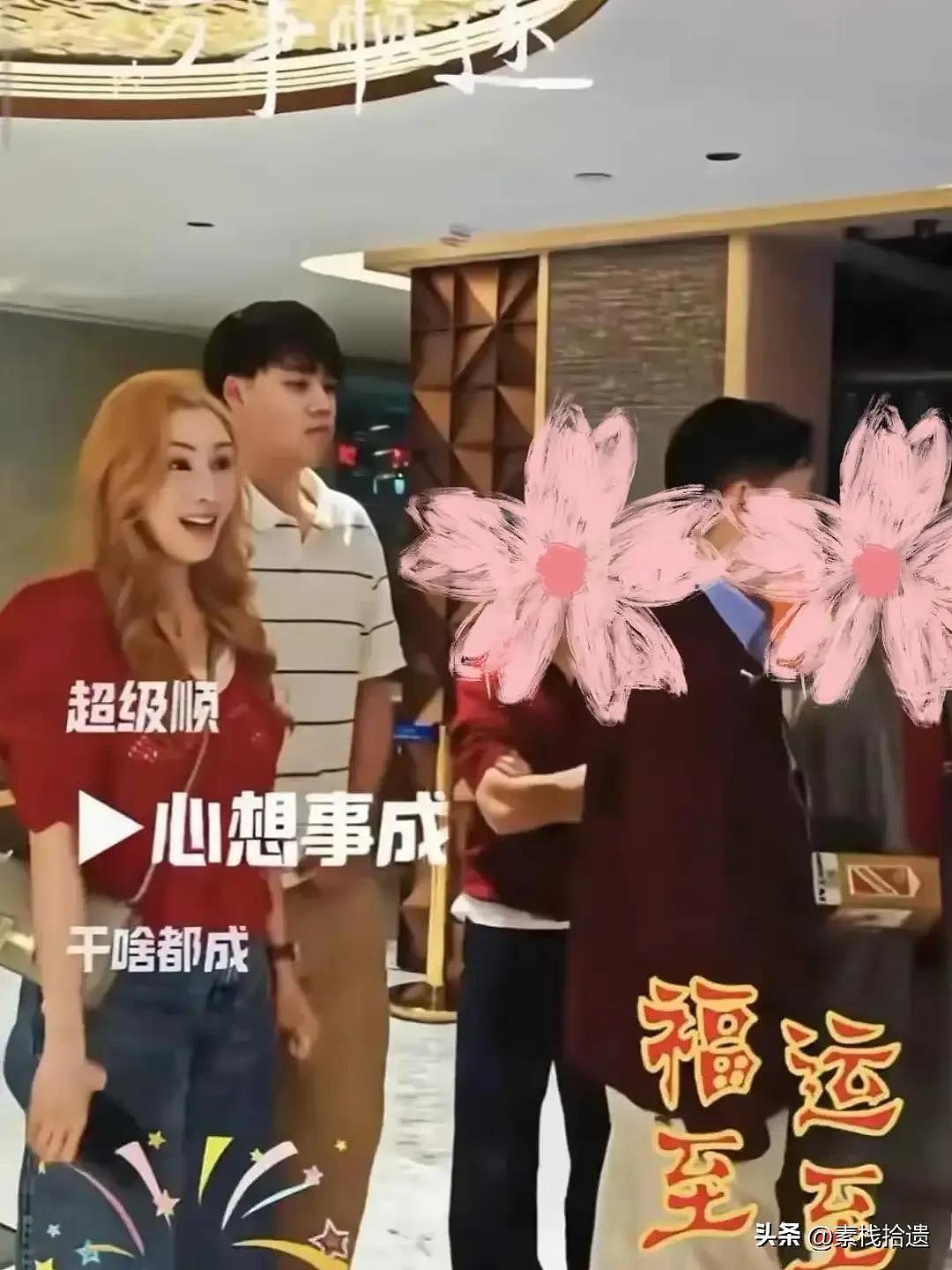 55岁李嘉欣美背杀疯了！蓝裙大秀蝴蝶骨，15岁儿子伦敦同框似姐弟 - 7
