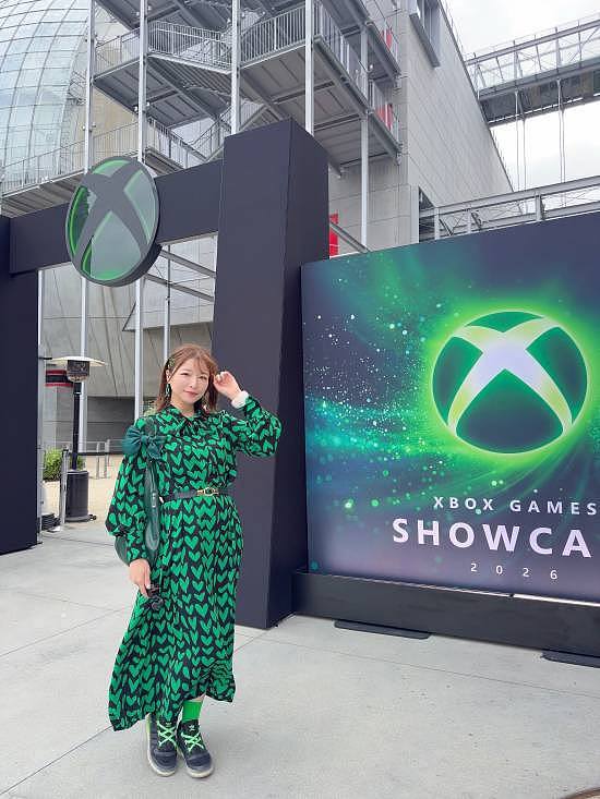 美女主持体验XBOX发布会:现场返图超美 绿色穿搭绝配 - 5