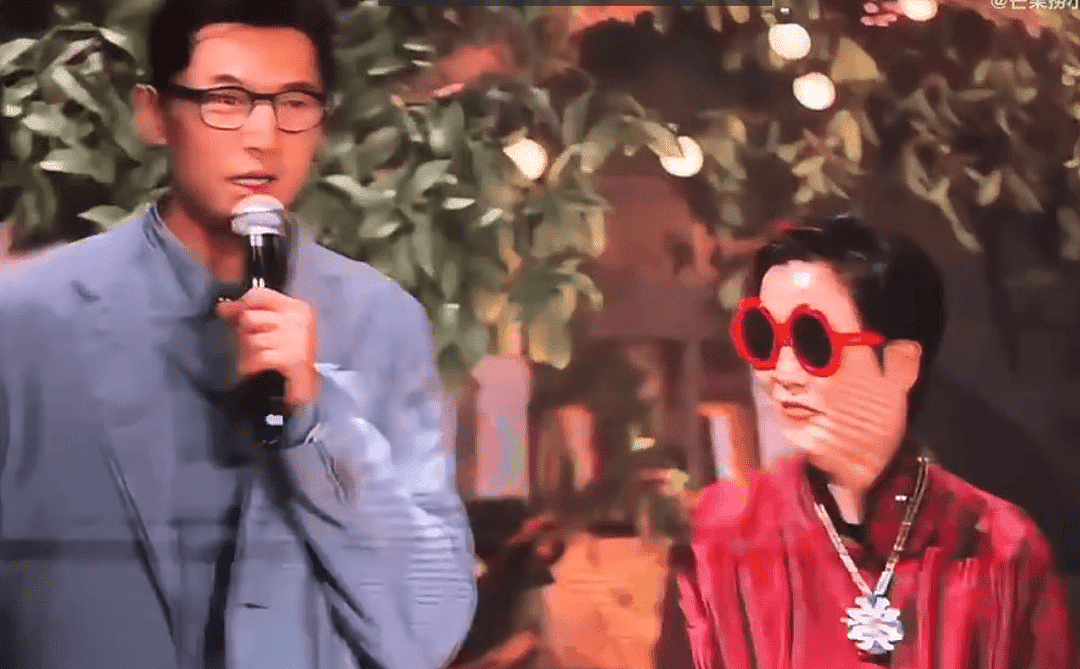 现身友人婚礼送上戒指 胡歌顺势调侃自己年岁渐长 - 1