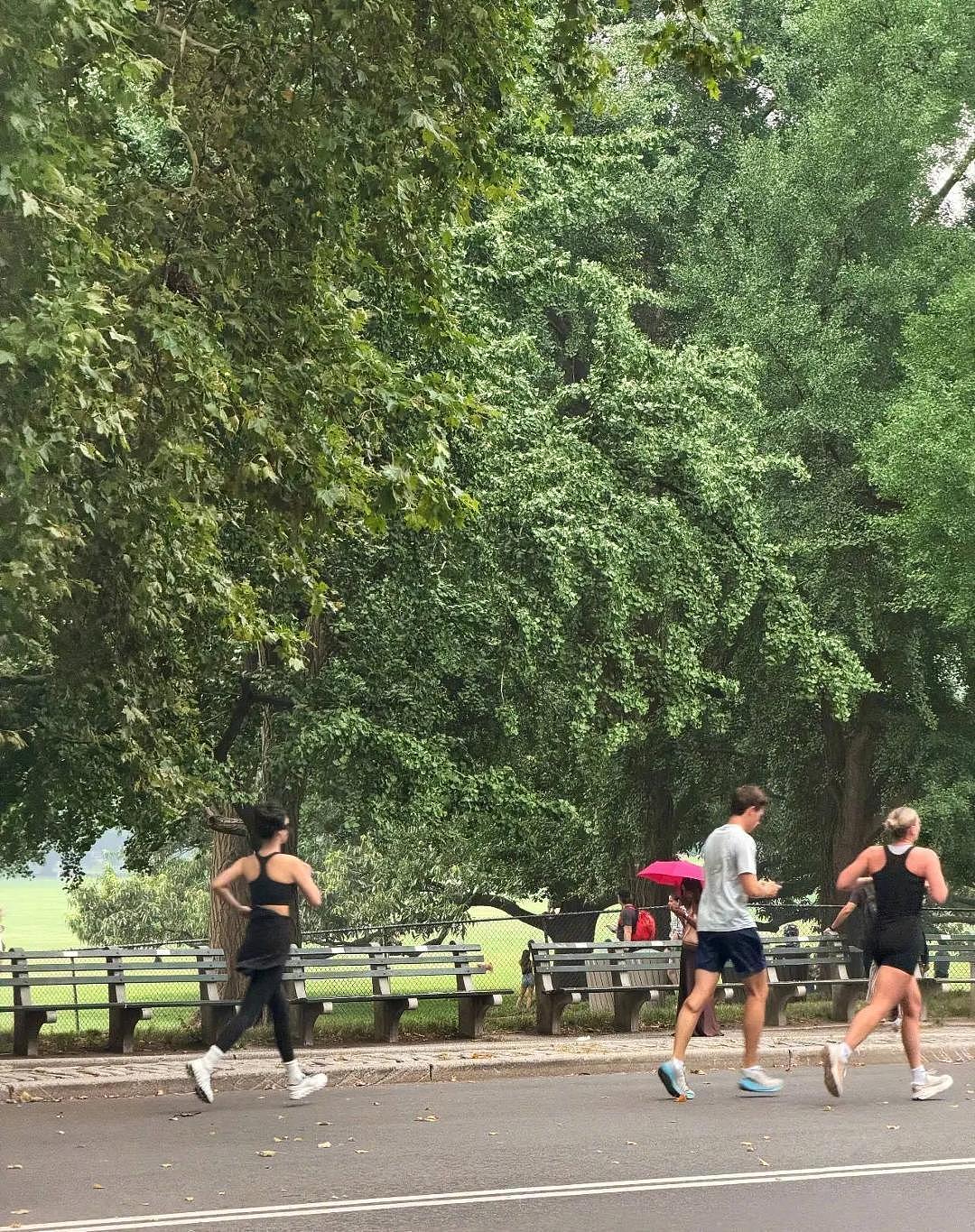 杨紫现身纽约清晨慢跑 一身黑色运动穿搭 自律日常惹人称赞 - 3