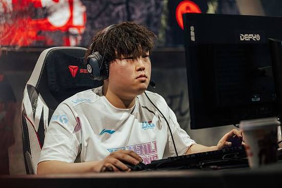《lol》顶流选手Bin黑脸拒绝粉丝击掌！压力大到人懵了还是故意甩脸色？你怎么看？ - 3