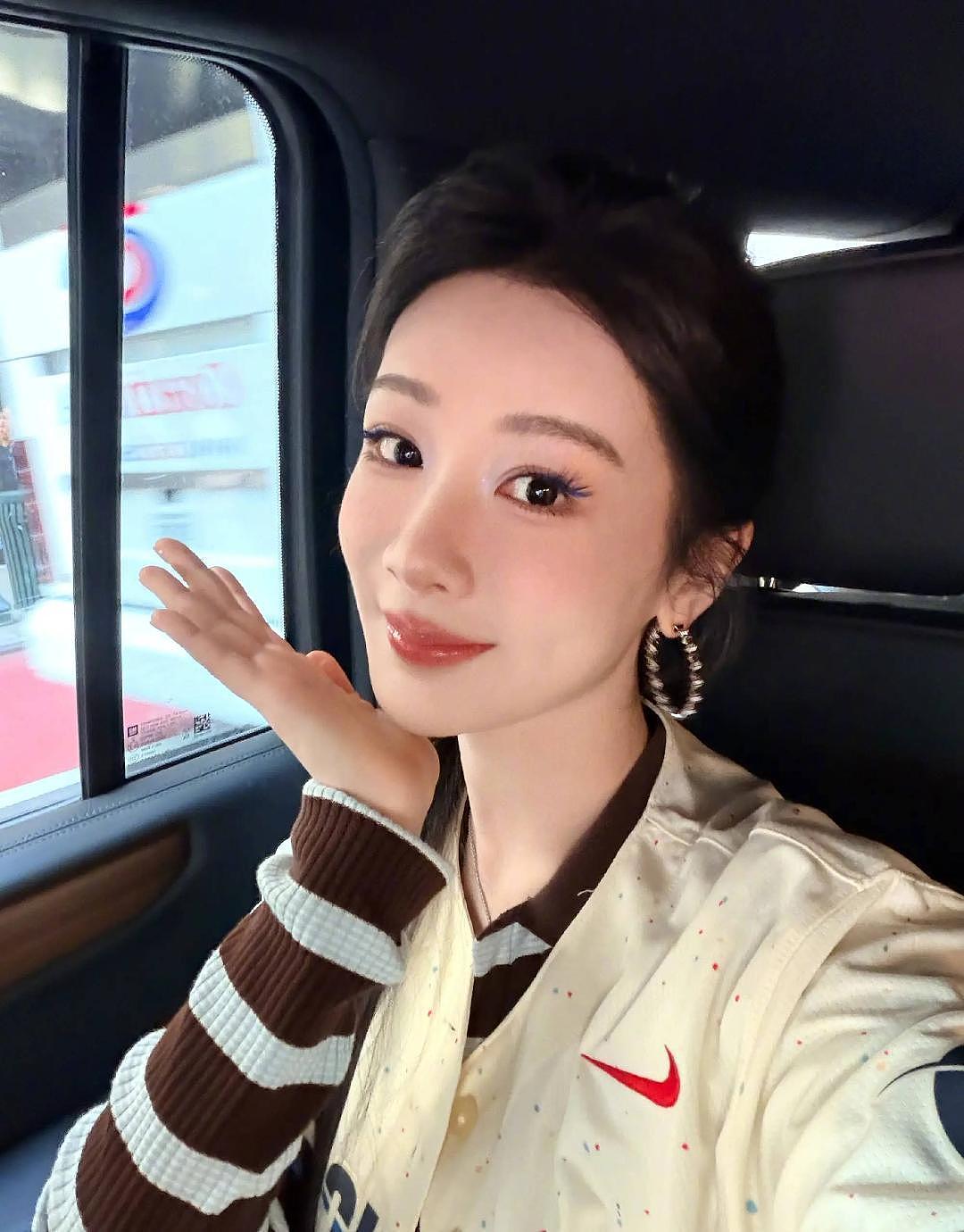杨紫现身纽约清晨慢跑 一身黑色运动穿搭 自律日常惹人称赞 - 4