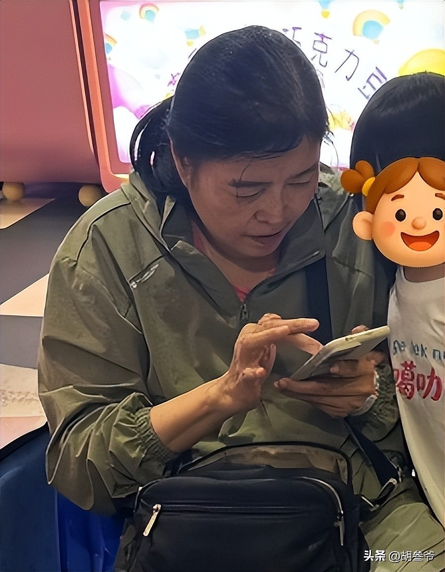 曝孙红雷前女友当奶奶！背十几块包拿卷纸带孙女，遇事还请教儿媳 - 17