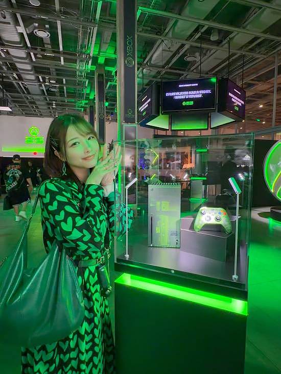 美女主持体验XBOX发布会:现场返图超美 绿色穿搭绝配 - 1