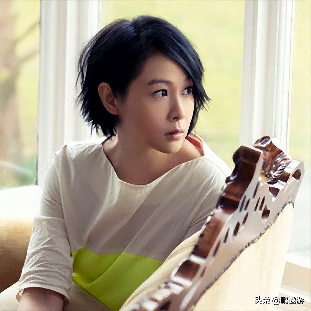 刘若英与老公儿子庆57岁生日，戴老花镜许愿，获儿子亲吻一脸幸福 - 7