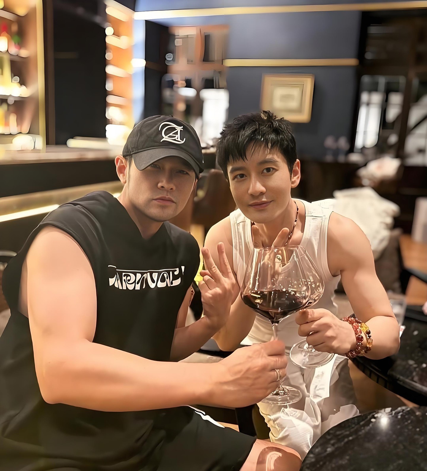 50岁黄晓明和周杰伦泰国酒吧聚会，体型差对比强烈，状态令人惊艳 - 4