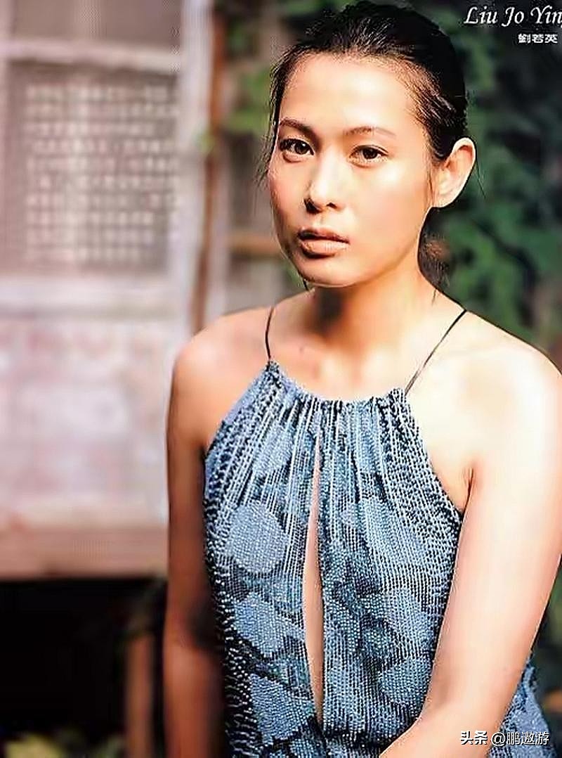 刘若英与老公儿子庆57岁生日，戴老花镜许愿，获儿子亲吻一脸幸福 - 8