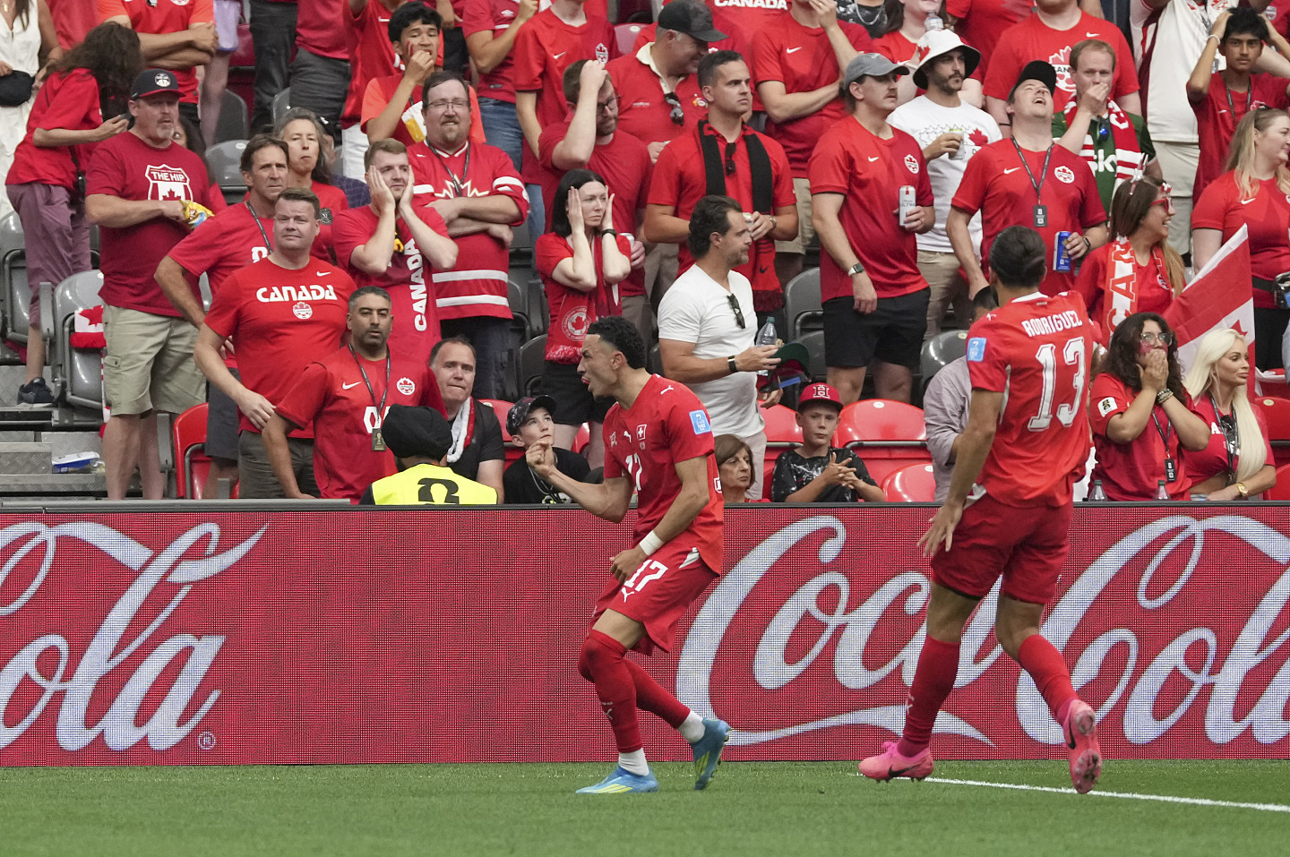 2-1击败东道主！瑞士连胜获小组第一晋级 - 1