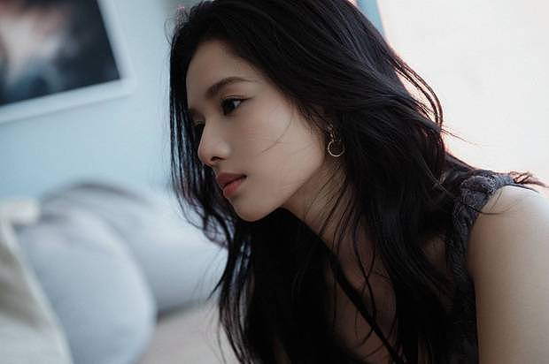 张婧仪西装造型尽显干练，微卷发甜度超标 - 3