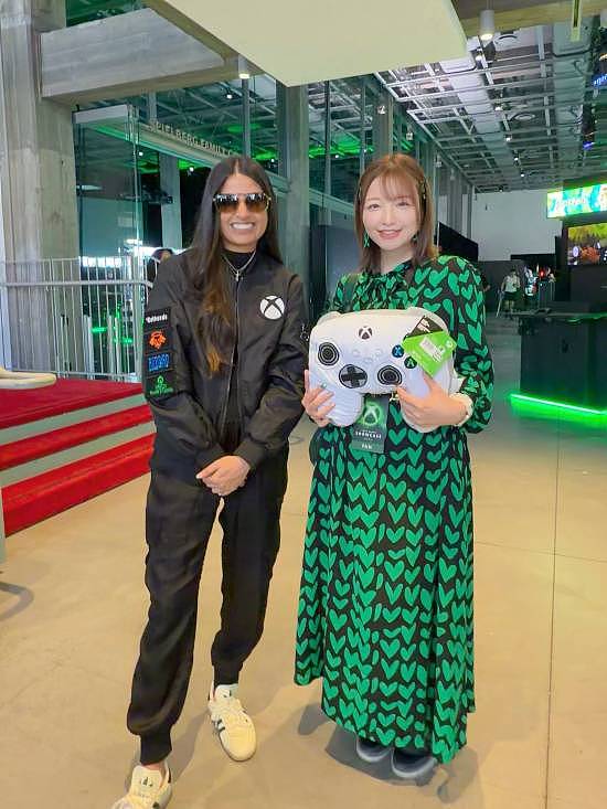 美女主持体验XBOX发布会:现场返图超美 绿色穿搭绝配 - 6