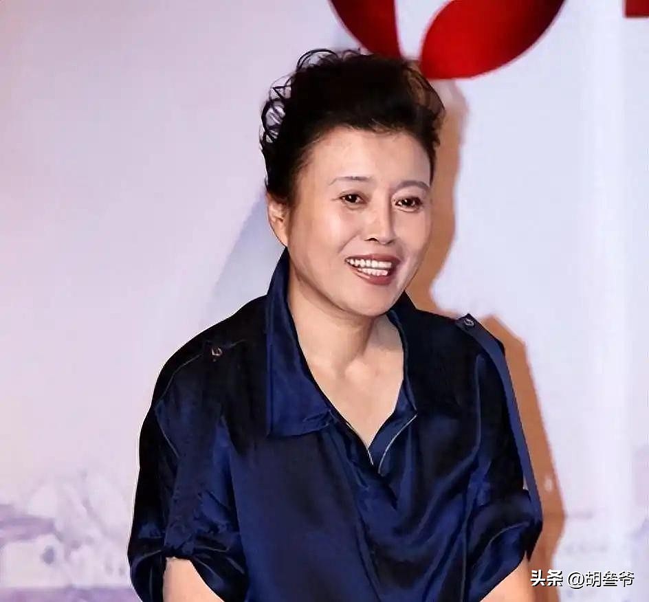 曝孙红雷前女友当奶奶！背十几块包拿卷纸带孙女，遇事还请教儿媳 - 3