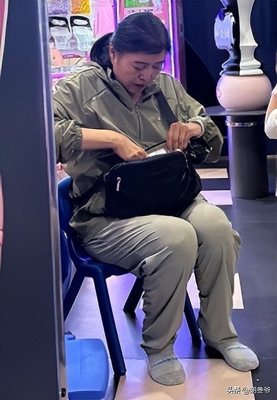 曝孙红雷前女友当奶奶！背十几块包拿卷纸带孙女，遇事还请教儿媳 - 20