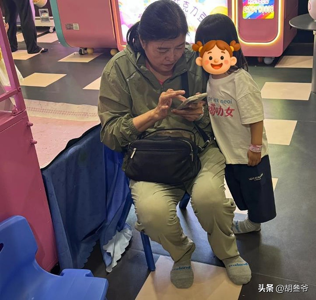 曝孙红雷前女友当奶奶！背十几块包拿卷纸带孙女，遇事还请教儿媳 - 16