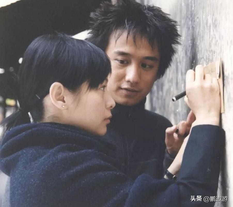 刘若英与老公儿子庆57岁生日，戴老花镜许愿，获儿子亲吻一脸幸福 - 21