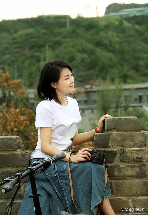 刘若英与老公儿子庆57岁生日，戴老花镜许愿，获儿子亲吻一脸幸福 - 30