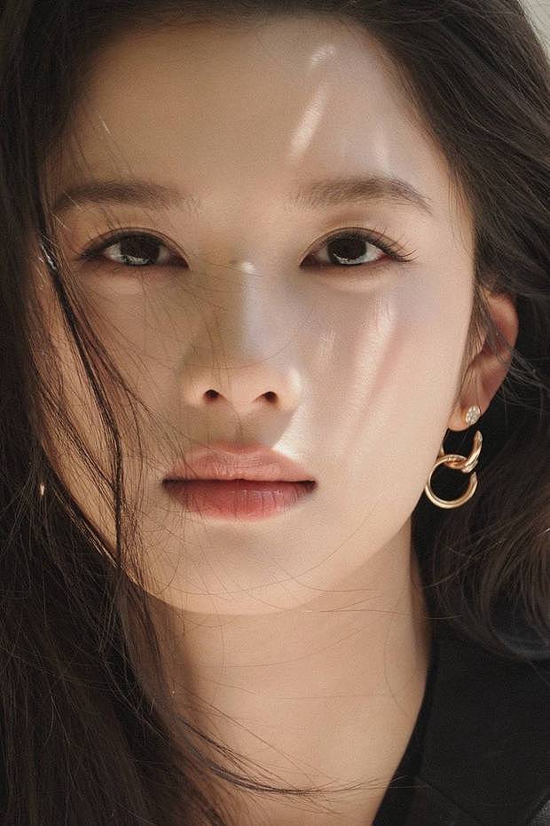 张婧仪西装造型尽显干练，微卷发甜度超标 - 6