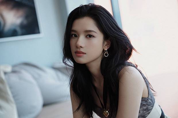 张婧仪西装造型尽显干练，微卷发甜度超标 - 2