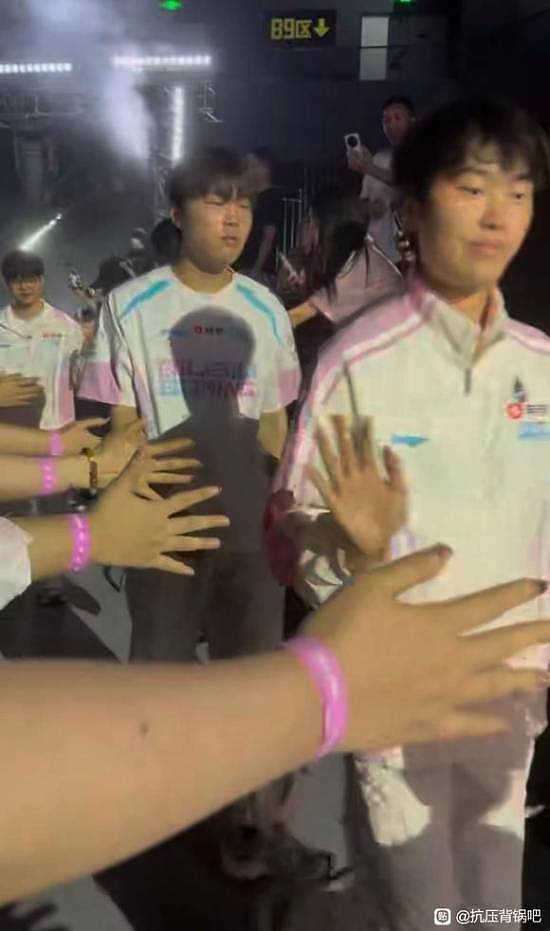 《lol》顶流选手Bin黑脸拒绝粉丝击掌！压力大到人懵了还是故意甩脸色？你怎么看？ - 2