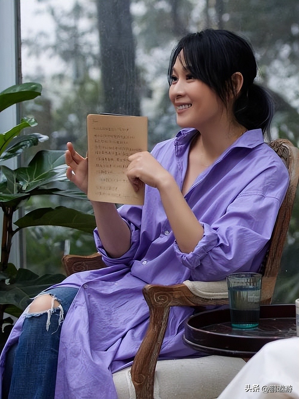 刘若英与老公儿子庆57岁生日，戴老花镜许愿，获儿子亲吻一脸幸福 - 9