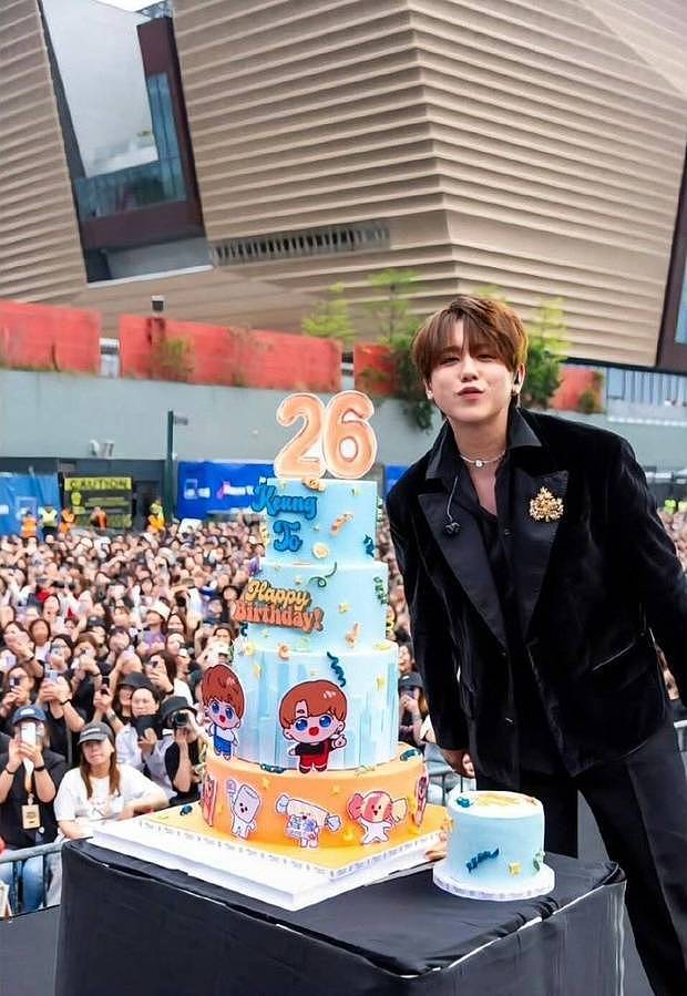 香港顶流姜涛迎来26岁生日,众多粉丝齐聚应援阵仗超壮观 - 1