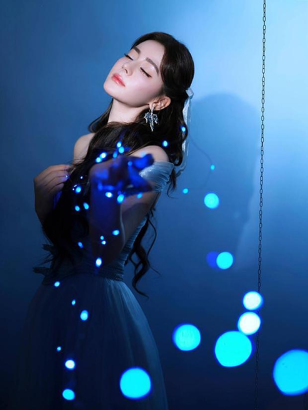 迪丽热巴身穿蓝色透视纱裙变身美人鱼 - 4