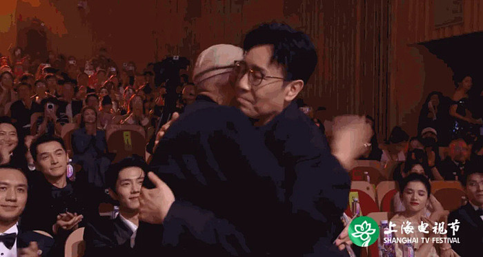 杨紫摘“白玉兰视后”的瞬间！杨幂笑出了女演员间的另一种美好 - 1