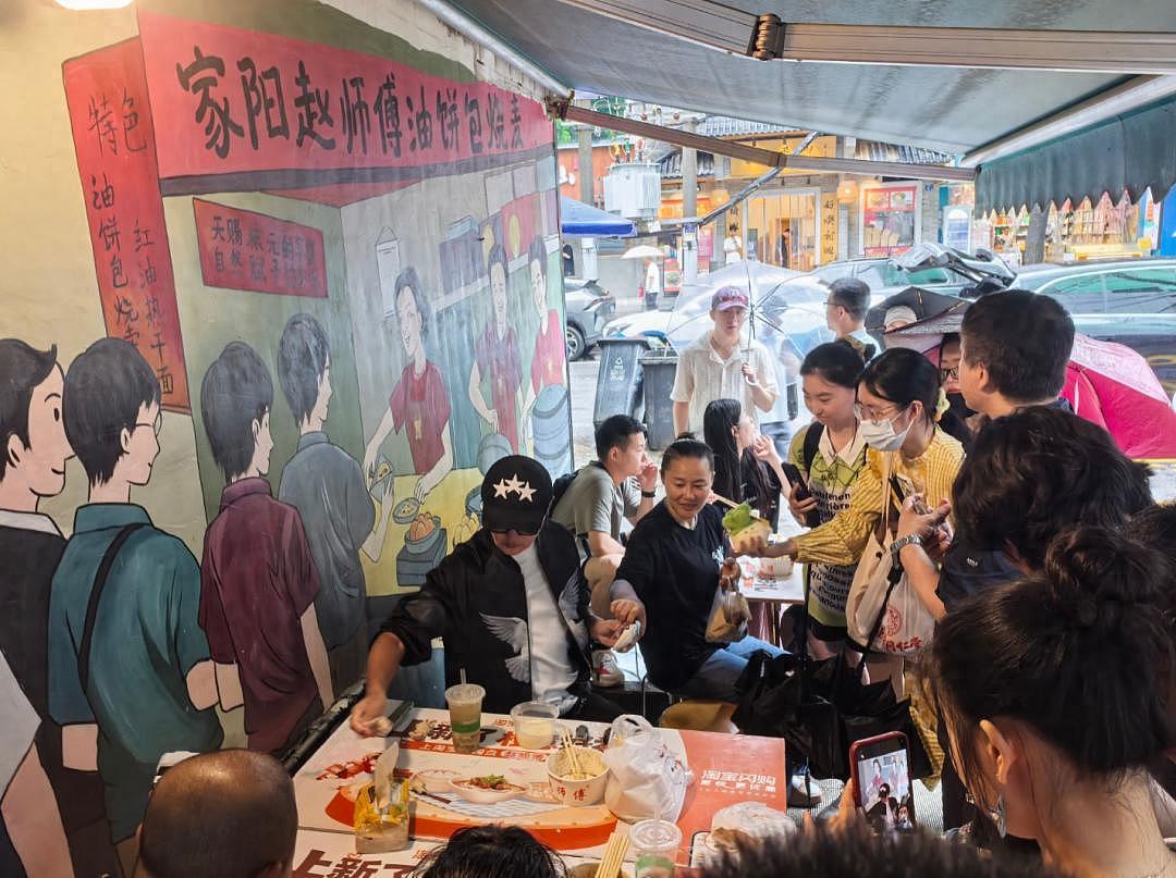 孙楠顶大雨体验武汉“过早”文化,吃热干面几次被噎到,市民:咋没给他一碗蛋酒 - 1
