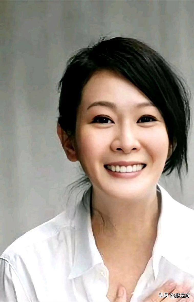 刘若英与老公儿子庆57岁生日，戴老花镜许愿，获儿子亲吻一脸幸福 - 26