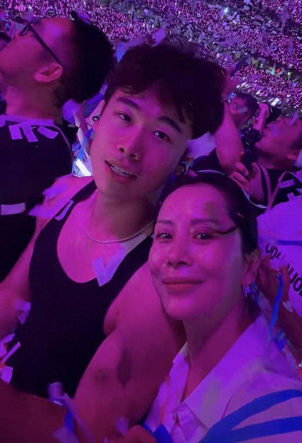 海清带儿子看周杰伦演唱会，19岁蛋妞五官随妈，身形挺拔气质出众 - 3