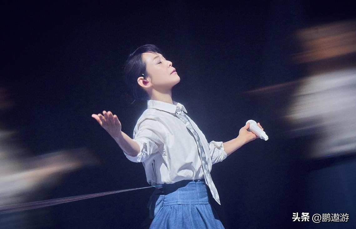 刘若英与老公儿子庆57岁生日，戴老花镜许愿，获儿子亲吻一脸幸福 - 29