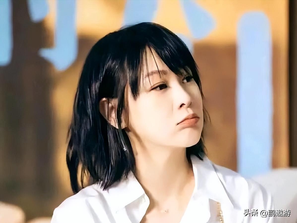 刘若英与老公儿子庆57岁生日，戴老花镜许愿，获儿子亲吻一脸幸福 - 11