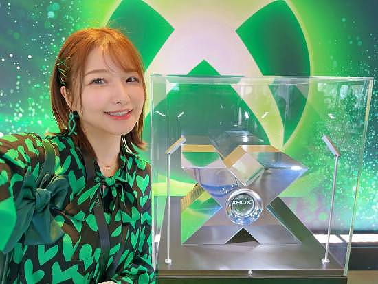 美女主持体验XBOX发布会:现场返图超美 绿色穿搭绝配 - 4