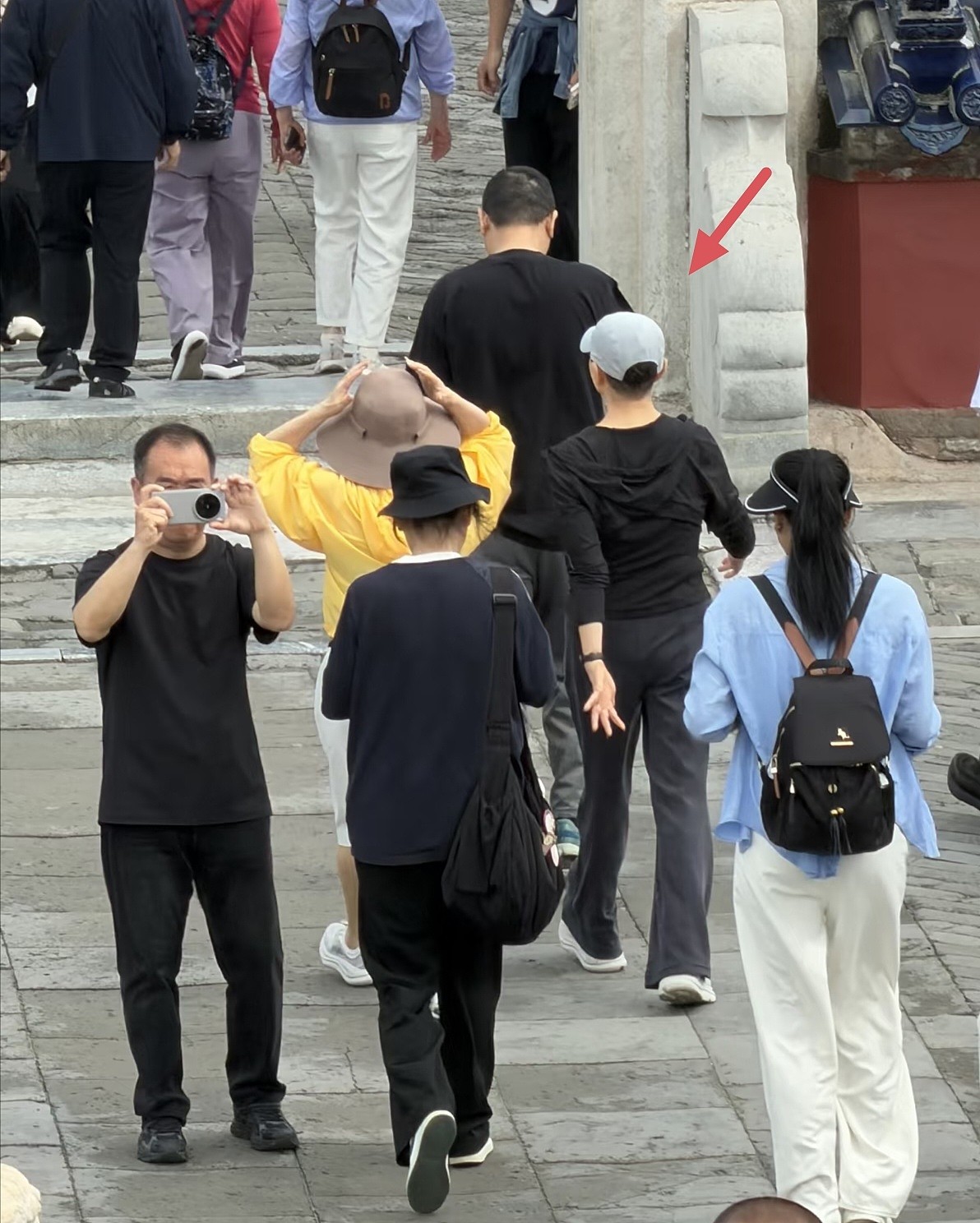 65岁宋丹丹在北京逛街被偶遇!穿着背心和小短裤状态好 - 5
