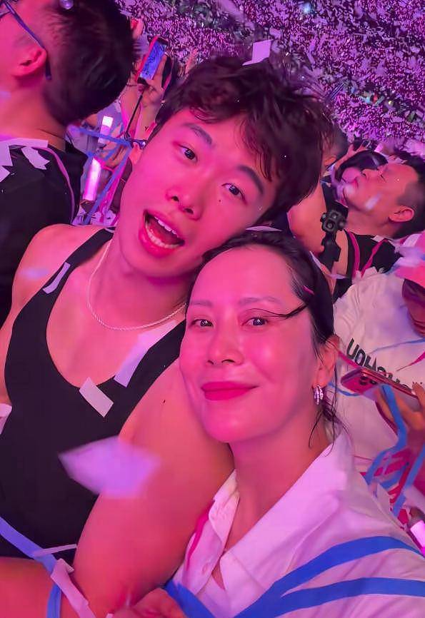 海清带儿子看周杰伦演唱会，19岁蛋妞五官随妈，身形挺拔气质出众 - 4