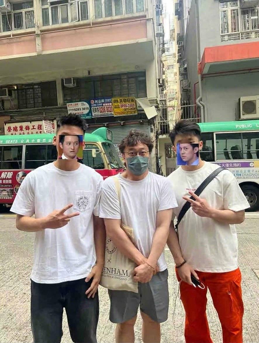 街头偶遇陈奕迅！与路人双手交叉拘谨合影 - 1