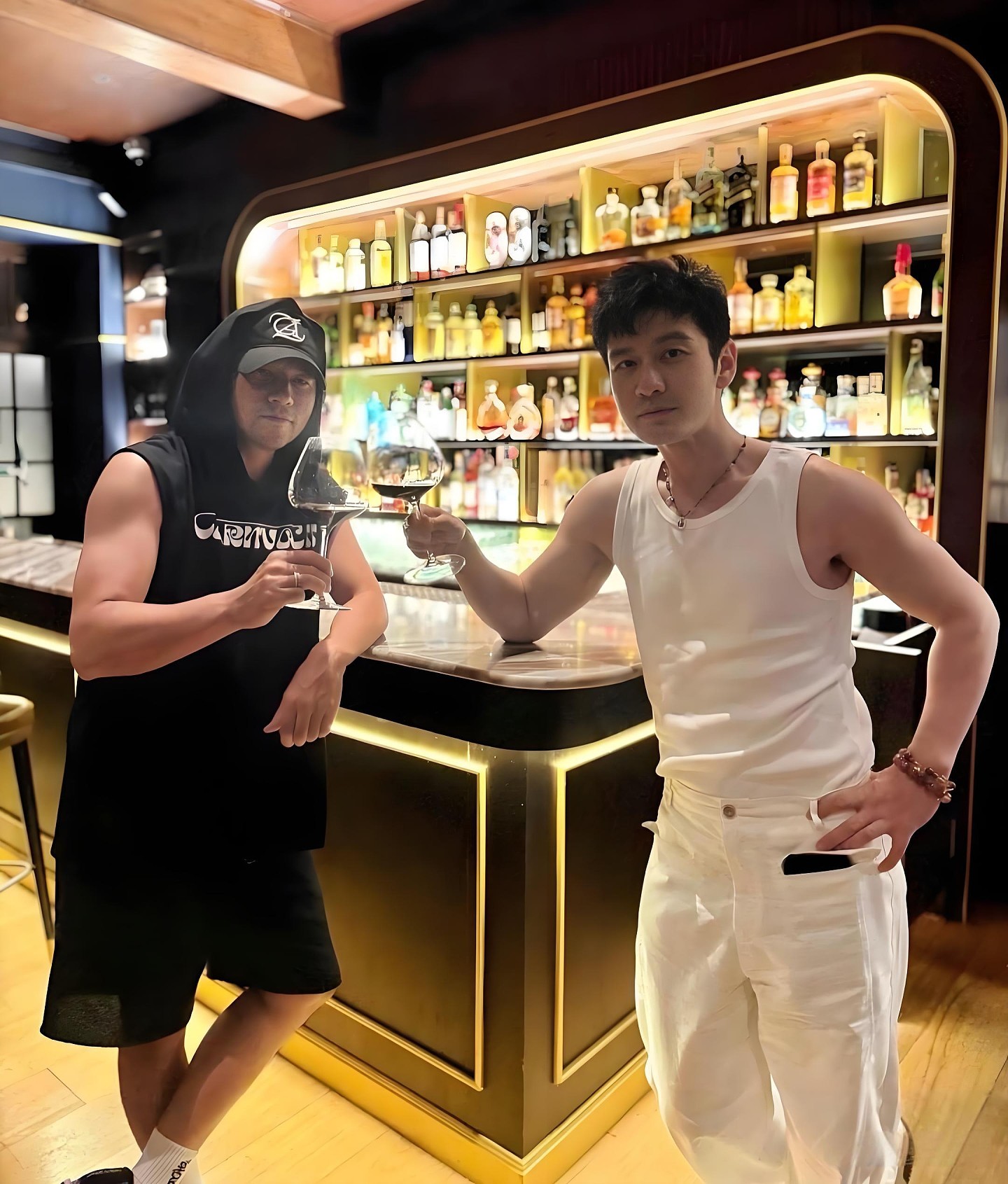 50岁黄晓明和周杰伦泰国酒吧聚会，体型差对比强烈，状态令人惊艳 - 2