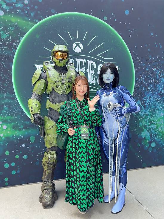 美女主持体验XBOX发布会:现场返图超美 绿色穿搭绝配 - 10