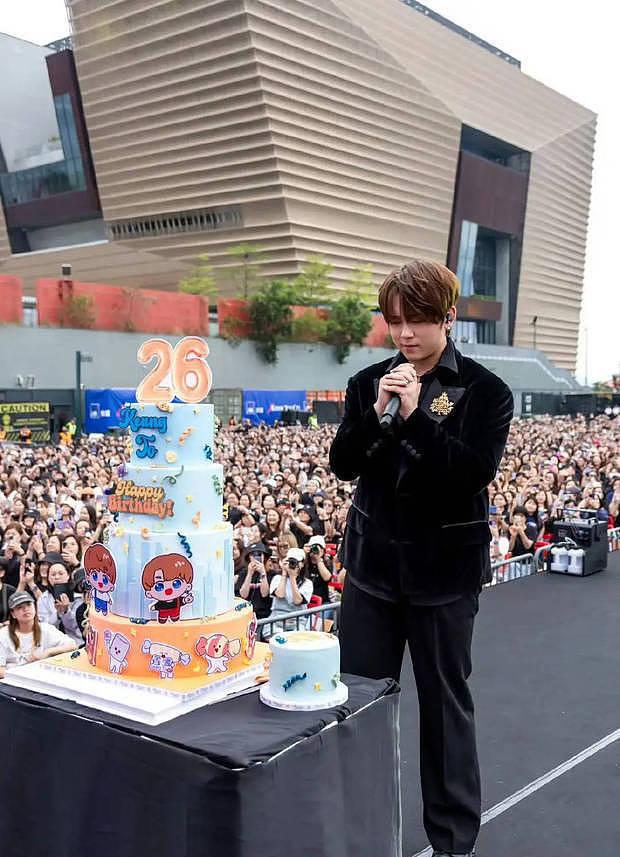 香港顶流姜涛迎来26岁生日,众多粉丝齐聚应援阵仗超壮观 - 4