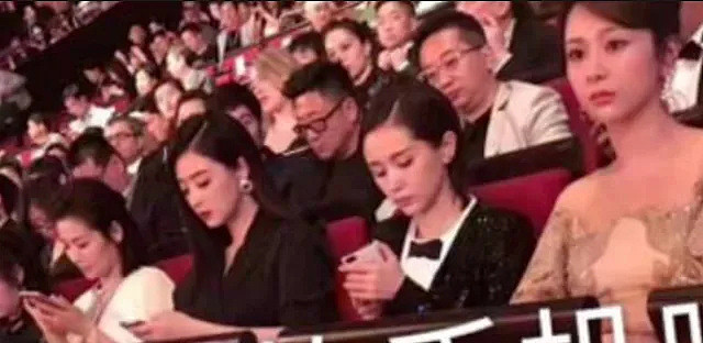 杨紫摘“白玉兰视后”的瞬间！杨幂笑出了女演员间的另一种美好 - 6