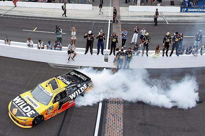 Dale Jr.道歉：Kvapil首胜烧胎庆祝违规，只因没听到提醒 - 1