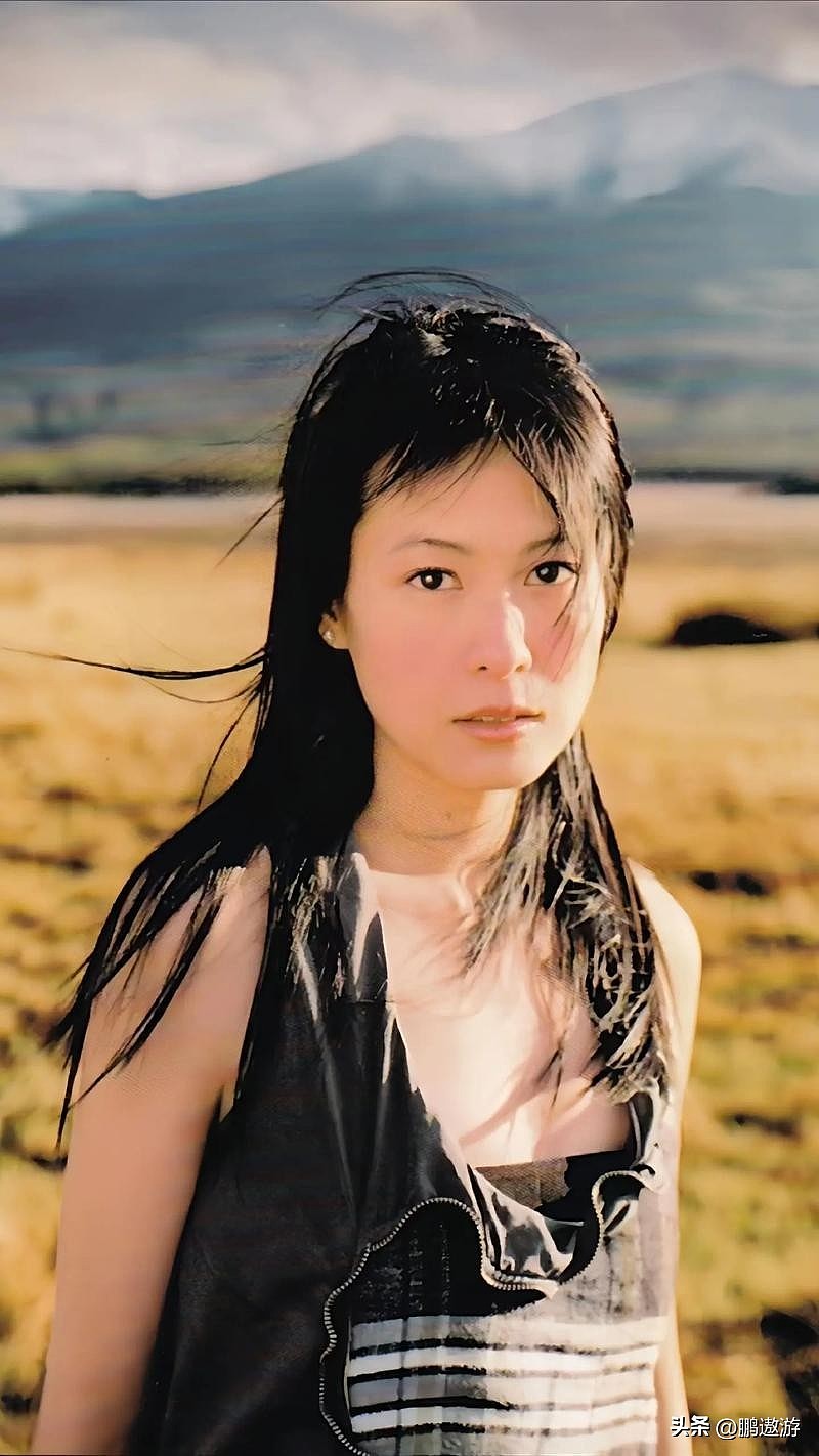 刘若英与老公儿子庆57岁生日，戴老花镜许愿，获儿子亲吻一脸幸福 - 5