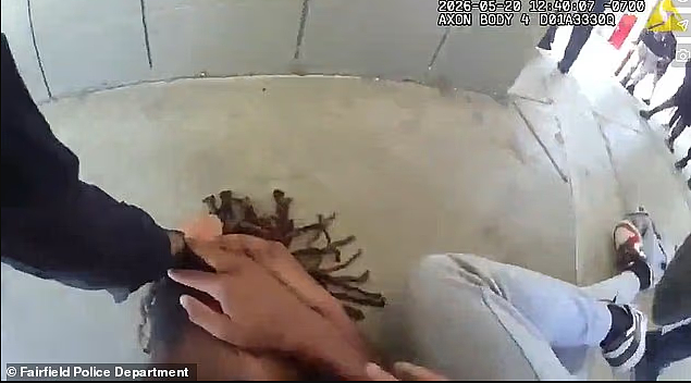 校园冲突后女警揪头发连扇16岁高中生！视频曝光引发上街抗议，家人怒喊：我们要正义（组图） - 1